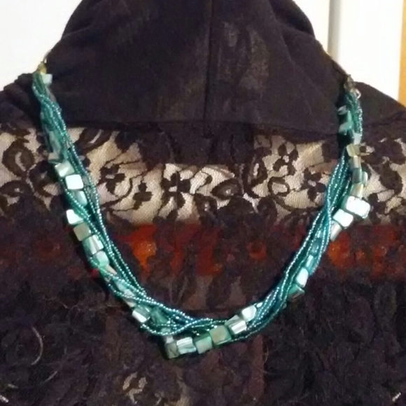 Short Shell Glass Necklace - Picture 1 of 5